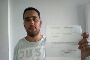 Álvaro Ramos muestra el escrito d emayo en el que el SAS le prometía una cita próxima.