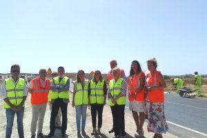Autoridades en la carretera entre los municipios de Vera y Garrucha.