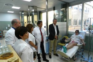 El delegado de Salud y responsables del Hospital de Poniente junto a una paciente recibiendo asistencia.