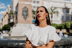 Ana Mar, vestida de Loreto Martínez con pendientes Lausett. Foto: Fran Muñoz.