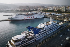El yate zarpó ayer del Puerto de Almería tras anunciar que se iba el día 4 de julio.