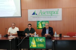 El presidente de Asaja, Pascual Soler (a la derecha) expresó ayer su preocupación.