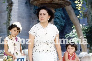 La familia Sánchez Martínez en un día de verano en la antigua fuente de mármol de la Plaza de la Catedral.