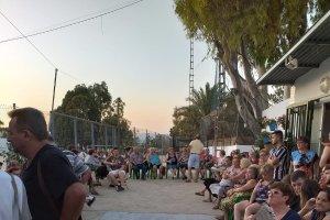 VECINOS  de la asociación, reunidos tras la orden de desalojo.