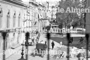 La calle de la parte trasera del Teatro Cervantes fue bautizada como Plaza de Pablo Cazard en 1930.
