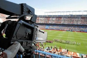 Una cámara de televisión graba un partido de fútbol.