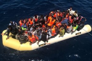 Una patera en el mar de Alborán.