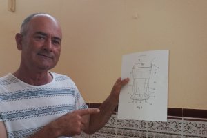 El inventor de Los Gallardos con un plano de su idea.
