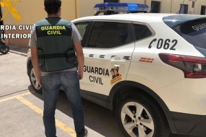Un agente de la Guardia Civil de servicio.