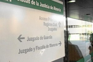 La Fiscalía pide siete años de cárcel para la acusada.