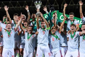 Los campeones de Europa con el trofeo.