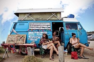 La albojense Juani Barreiro junto a Emma González y una amiga  con  la furgoneta ‘La Pitufa’.