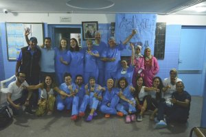 El doctor Joaquín Fernández junto a todo el equipo.