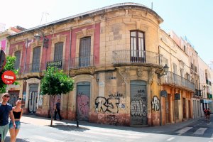 El edificio consta de dos casas: la que da a la calle Real es de mediados del siglo XIX y la de la calle Gravina de 1910.