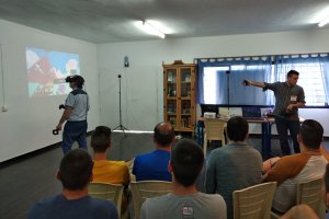 Uno de los internos prueba las gafas de realidad virtual