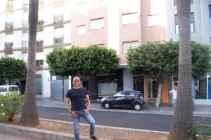 Manu Artero ante el edificio que hoy ocupa lo que fue la puerta de su casa