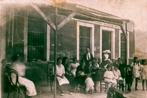 Antigua escena  familiar en los baños de los Los Cocones, en Cuevas del Almanzora, con una monja al fondo. Col. Javier Pérez