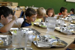 Menores comen en un colegio de la provincia.