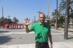 Sebastián Fernández posa para LA VOZ en la Rambla de Almería.
