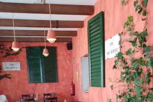 Está ambientado en una calle toscana.