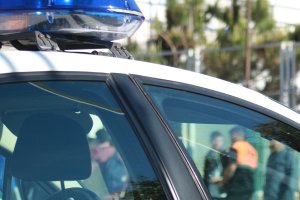Guardia Civil patrulla a las puertas de un centro educativo.