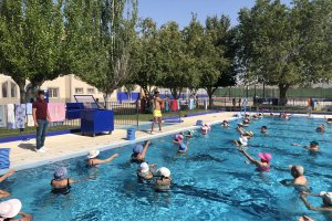 El concejal Alejandro Campos observa a un grupo de bañistas.
