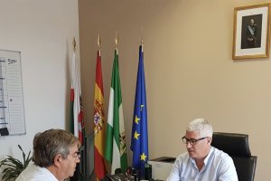 El alcalde de Huércal, Ismael Torres y el propietario de los terrenos, Miguel Ángel Castillo, en su última reunión.