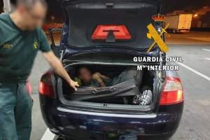 La mujer viaja dentro de una maleta que estaba en el maletero.