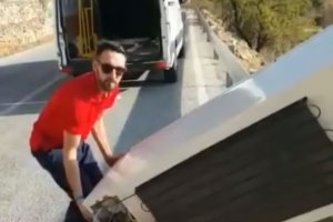 Un momento del vídeo en el que se ve tirando el frigorífico.
