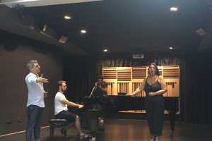 Los profesores David Menéndez y Giorgio Celenza dando una clase con una alumna del curso.