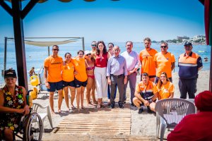 Alcalde y concejala de Familia con los voluntarios de la llamada \'zona alfa\'