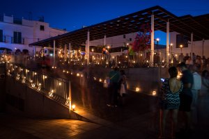 Un total de 6.000 velas iluminaron las calles y plazas del pueblo