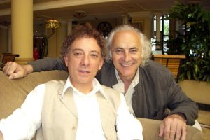 El poeta Juan Carlos Mestre (a la izquierda) junto a su amigo, el cantautor Amancio Prada.