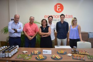 Autores del Barómetro  de Situación Económica editado por el Colegio de Economistas con su decana, Ana Moreno, en el centro.