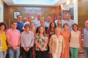 Hijos de José Ramón Sogorb junto a los miembros del Pleno en Vera