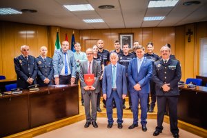 Alcalde, concejal y jefe de Policía, con los nuevos agentes, tras su toma de posesión