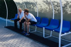 Alfonso García, con Corona, hablando por teléfono.