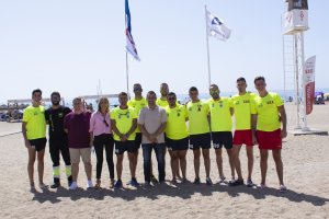 Socorristas del dispositivo de salvamento de este verano, junto al concejal David Lozano y otros responsables.