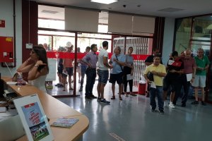 Aficionados del Almería este jueves en la sede del club.