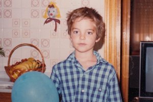 El casting busca un niño de aspecto similar al de la fotografía.