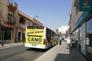un autobús de la línea 20, este jueves en la parada principal de Los Molinos.