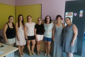 Siete de las trabajadoras en la escuela, este jueves.