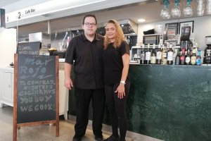 José Manuel y Mykarla, gerentes del Bar Mar Rojo