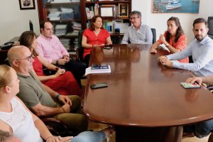 La consejera, con el alcalde de Adra, durante la visita al Ayuntamiento