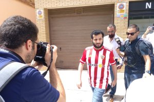 Turki Al-Sheikh, vistiendo la camiseta del equipo.