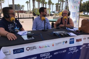 El concejal de Limpieza Urbana, José Crespo y la dueña de\'La Pulpera\' Carmen