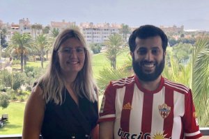 Lorena García con el nuevo propietario del Almería.