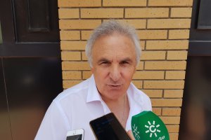 Alfonso atendiendo a los medios tras cerrar la venta del Almería.