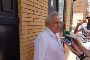 Alfonso García nada más salir de la notaría.