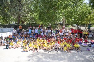 Foto de familia de los alumnos, monitores, padres y representantes institucionales en la jornada de clausura.